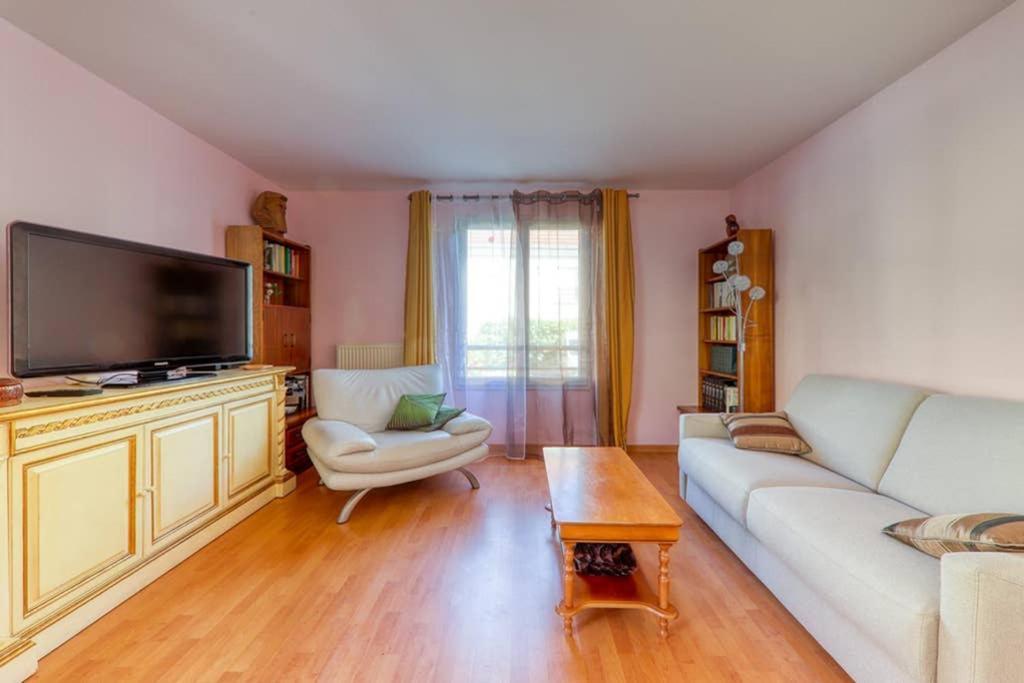 Amilly Park 6 Personnes 2 Chambres Pk Prive En Sous Sol Serris Exteriör bild